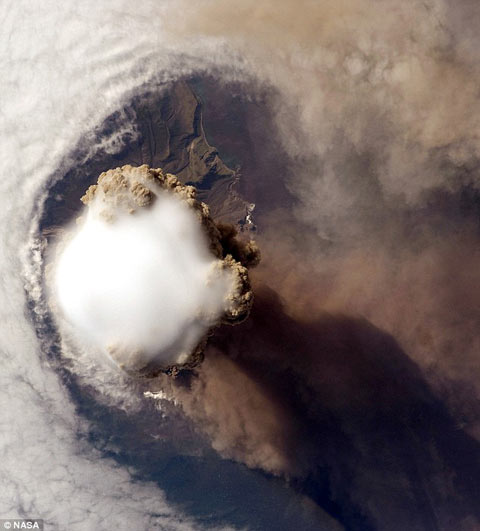 Picture 3 of Image of volcanic smoke column