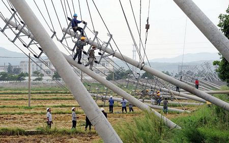 Picture 2 of Image: Strong storm devastating eastern China
