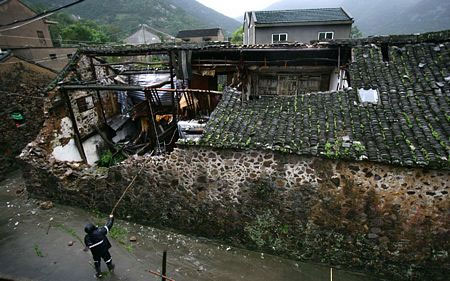 Picture 7 of Image: Strong storm devastating eastern China