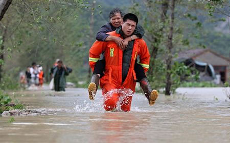 Picture 8 of Image: Strong storm devastating eastern China