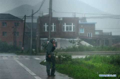 Picture 4 of Images of Haikui storm landed in China