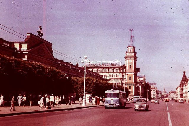 Picture 13 of Impressive color photos of the Leningrad street in the 1960s