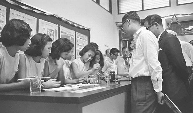 Picture 9 of Impressive images of Asian students of the last century