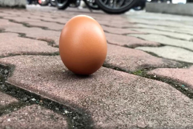In fact, the phenomenon of an erect egg full of magic in the day of the eclipse images 1