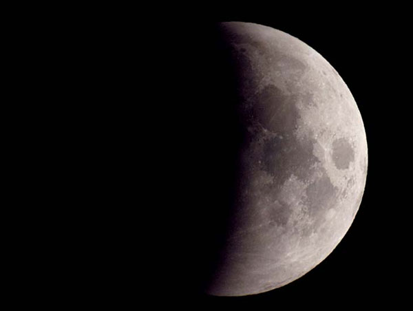 Picture 1 of In November, Vietnam observed the full half-moon eclipse