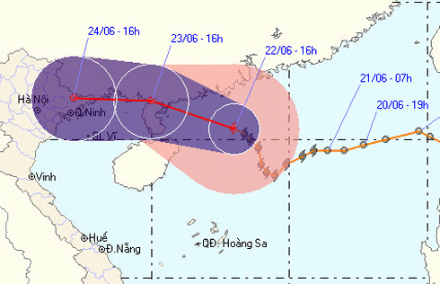 Picture 2 of In the morning of June 24, storms can cause flooding in Hanoi