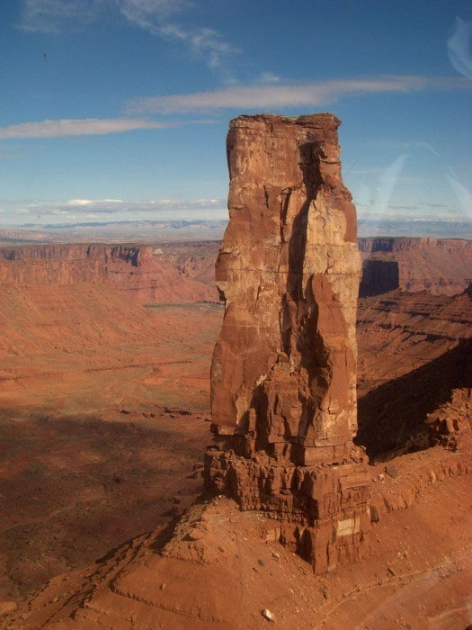 Picture 3 of In the United States, there is a 120-meter-high rock column that 'swayed' when it hit an earthquake and high winds