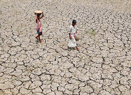 Picture 1 of India makes artificial rain against drought