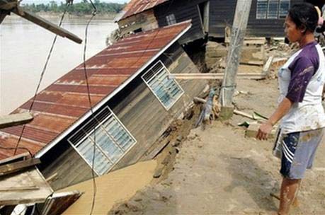 Indonesia and Malaysia welcome the new year in the flood images 1