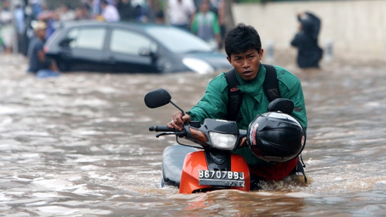 Picture 1 of Indonesia: Heavy rain makes thousands of houses flooded