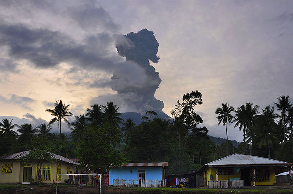 Picture 1 of Indonesia: Many volcanoes are in alarm condition