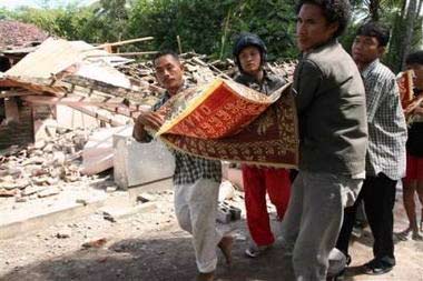 Picture 1 of Indonesia: Number of victims killed by earthquakes on more than 3,500 people