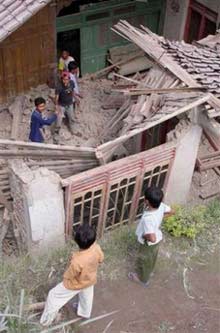 Picture 11 of Indonesia: Number of victims killed by earthquakes on more than 3,500 people