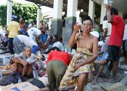 Picture 14 of Indonesia: Number of victims killed by earthquakes on more than 3,500 people