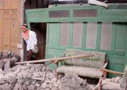 Picture 15 of Indonesia: Number of victims killed by earthquakes on more than 3,500 people