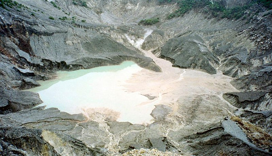 Picture 1 of Indonesia: People have to evacuate because of volcanic activity