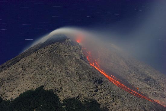 Picture 1 of Indonesia was shaken by volcanic eruptions and earthquakes