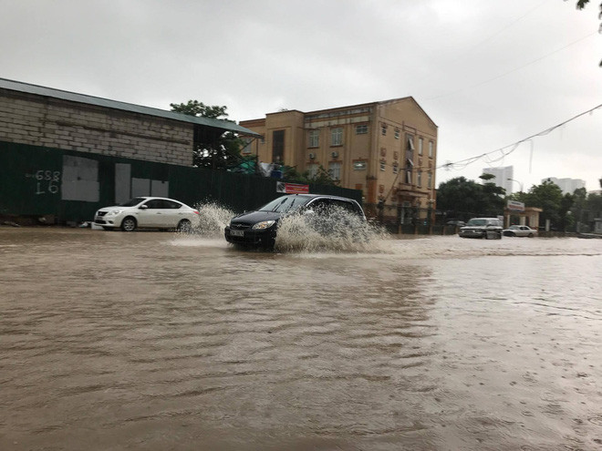 Picture 10 of Influence of No. 2 storm: Hanoi prolonged heavy rain, many streets were submerged in the sea