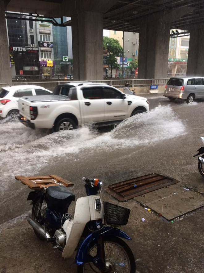 Picture 11 of Influence of No. 2 storm: Hanoi prolonged heavy rain, many streets were submerged in the sea