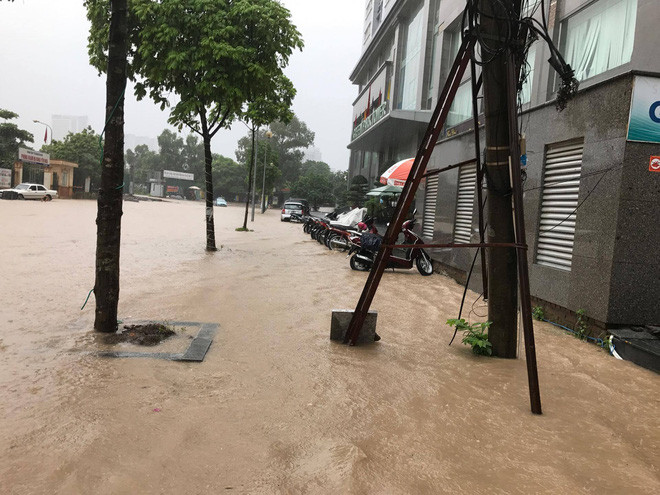 Picture 8 of Influence of No. 2 storm: Hanoi prolonged heavy rain, many streets were submerged in the sea