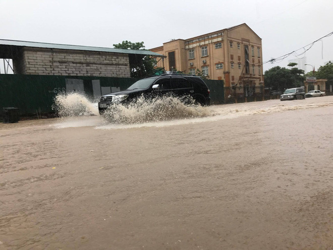 Picture 9 of Influence of No. 2 storm: Hanoi prolonged heavy rain, many streets were submerged in the sea