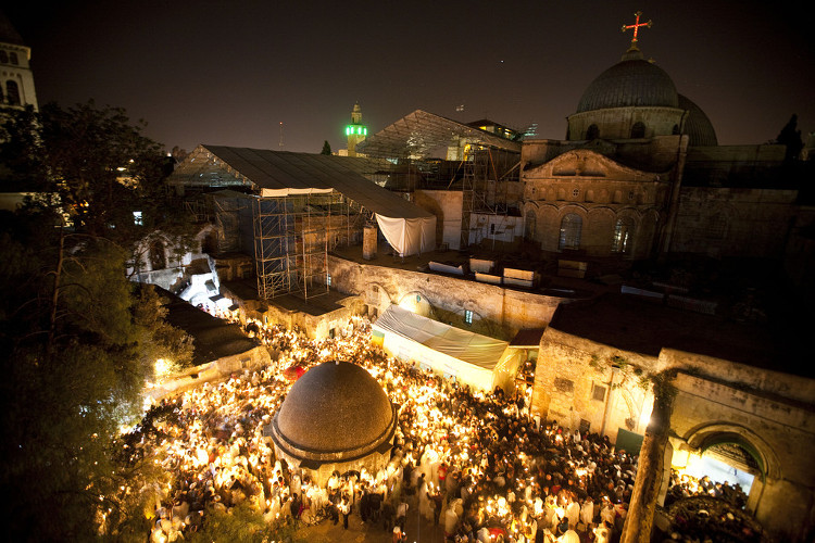 Picture 5 of Inside the church contains the tomb of Jesus