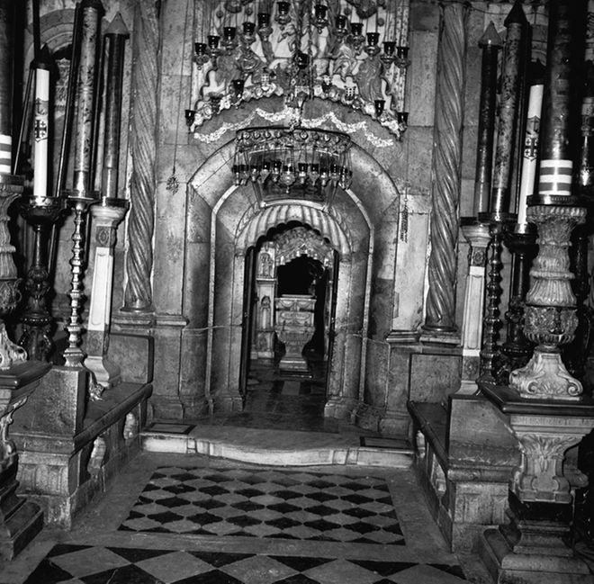 Picture 7 of Inside the church contains the tomb of Jesus