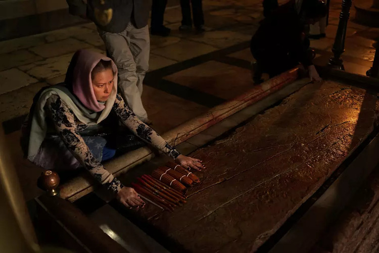 Picture 8 of Inside the church contains the tomb of Jesus