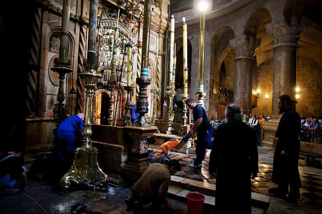 Picture 9 of Inside the church contains the tomb of Jesus
