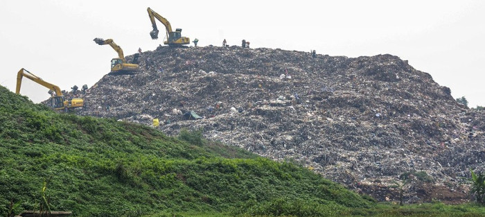 Picture 1 of Inside the 'garbage mountain' feed 5,000 poor Indonesian people