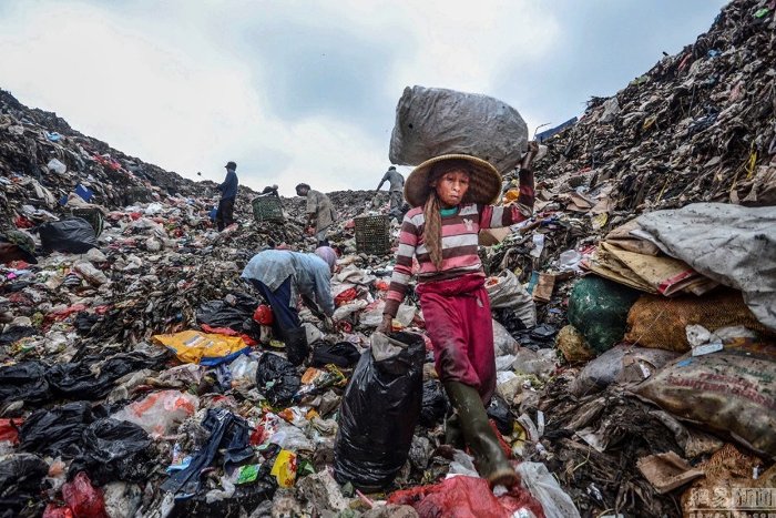 Picture 2 of Inside the 'garbage mountain' feed 5,000 poor Indonesian people