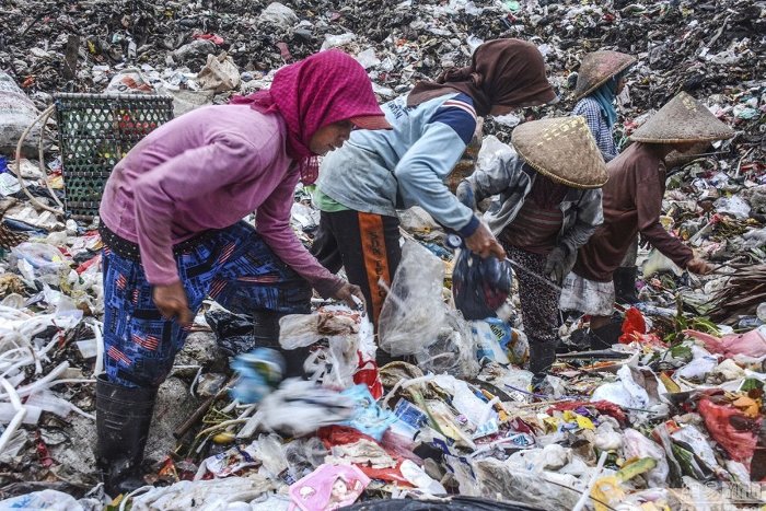 Picture 3 of Inside the 'garbage mountain' feed 5,000 poor Indonesian people
