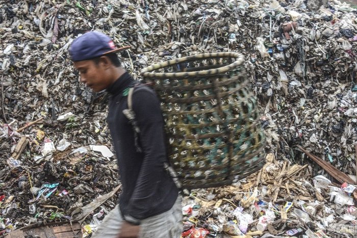 Picture 4 of Inside the 'garbage mountain' feed 5,000 poor Indonesian people