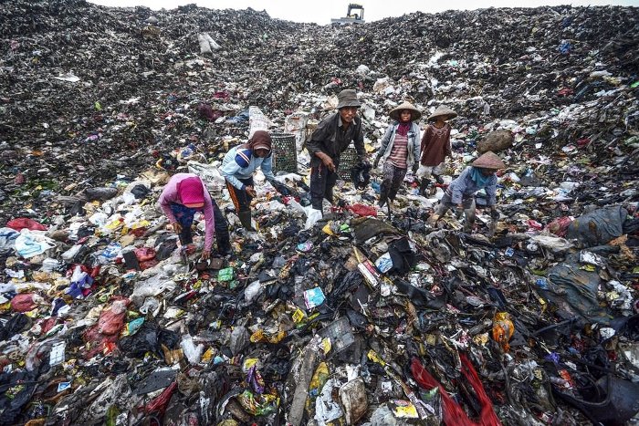 Picture 6 of Inside the 'garbage mountain' feed 5,000 poor Indonesian people