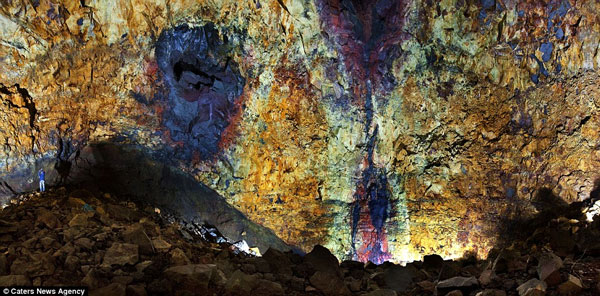 Picture 2 of Inside the volcano 4,000 years old