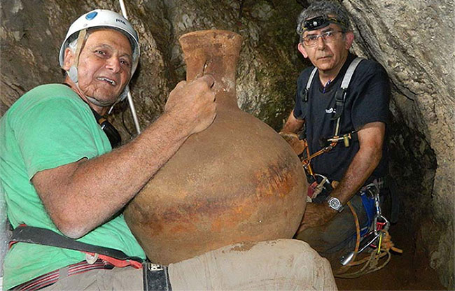 Picture 1 of Intact salvage of ceramic vessels dating back more than 2,000 years