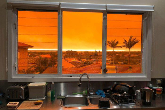 Picture 2 of Intense wildfire creates cloud of fire, the sky turns red orange 'like the end of the world'