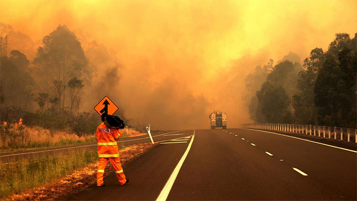 Picture 3 of Intense wildfire creates cloud of fire, the sky turns red orange 'like the end of the world'