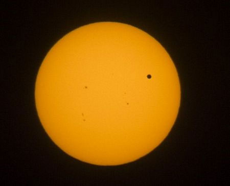Picture 10 of Interesting 'meeting' between Venus and the sun