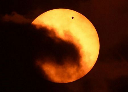 Picture 12 of Interesting 'meeting' between Venus and the sun