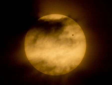 Picture 8 of Interesting 'meeting' between Venus and the sun