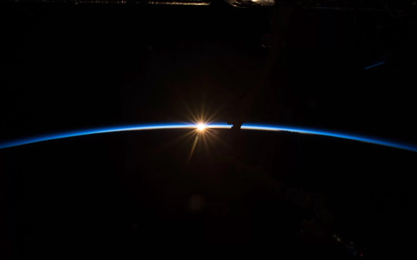 Picture 1 of Interesting moments The sun is right on the Earth's skyline