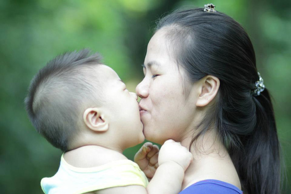 Picture 3 of Is it dangerous to kiss?