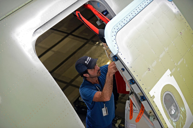 Picture 1 of Is it possible to open the plane when flying?