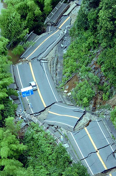 Picture 3 of Japan: Earthquake, 800 people were injured