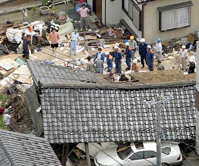 Picture 4 of Japan: Earthquake, 800 people were injured