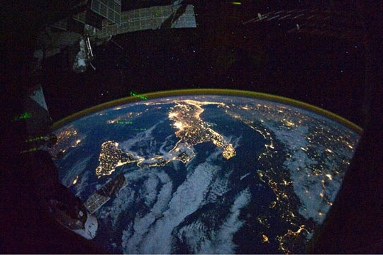 Picture 1 of Japanese female traveler captures the Earth at night
