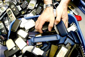 Picture 1 of Japanese people 'dig gold' in electronic trash