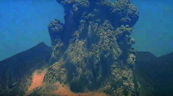 Picture 1 of Japanese volcano suddenly sprayed smoke ash columns 3.5km high