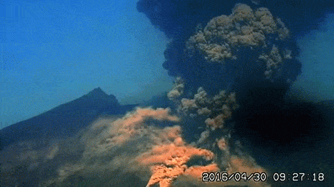 Picture 2 of Japanese volcano suddenly sprayed smoke ash columns 3.5km high